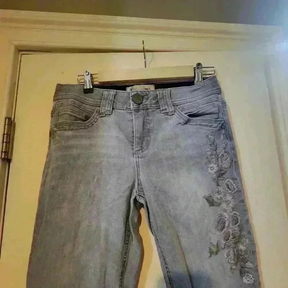 15Raw hem democracy light grey wash floral embroidered cropped jeans size size 6 - Picture 3 of 8